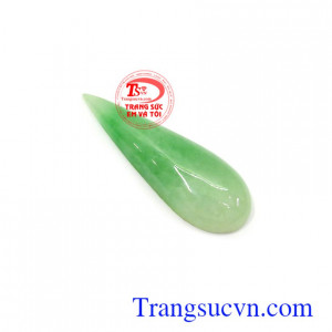 Mặt ngọc cẩm thạch thành đạt chứa nguồn năng lượng dồi dào, có tác dụng giải trừ tà khí, mang lại bình an, may mắn và tài lộc trong cuộc sống cũng như công việc của người đeo