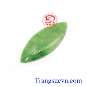 Mặt ngọc phỉ thúy đại cát chứa nguồn năng lượng tốt, có tác dụng giải trừ tà khí, chiêu tài lộc, may mắn và bình an,