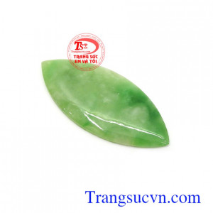 Mặt ngọc phỉ thúy đại cát phù hợp làm mặt dây chuyền đeo sang trọng, tinh tế và thời trang