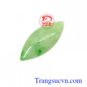 Mặt ngọc phỉ thúy thịnh vượng có tác dụng mang đến tiền tài, vận khí, sức khỏe, may mắn cho gia chủ, xua đuổi tà ma giúp người đeo tránh khỏi những đen đủi, những luồng khí tiêu cực