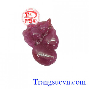 Nhiều người tin rằng Ruby là hiện thân của Mặt Trời và nếu bạn biết sử dụng đúng cách có thể đem lại cho bạn tiền tài, danh vọng, và một cuộc sống hạnh phúc