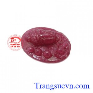 Mặt phật A Di Đà ruby thiên nhiên có thể dùng làm quà tặng cho người thân, bạn bè, luôn cầu chúc mọi điều tốt lành cho người nhận.