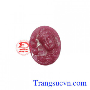 Mặt phật A Di Đà ruby thiên nhiên được chạm khắc tinh tế, tỉ mỉ, từ đá ruby thiên nhiên.