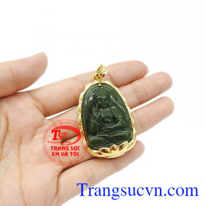 Mặt dây bọc vàng bảo vệ cho mặt đá được bền đẹp hơn. Mặt phật nepherite tuổi tuất-tuổi hợi