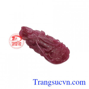 Mặt quan âm ruby thiên nhiên phù hợp làm mặt dây bọc vàng đeo sang trọng.
