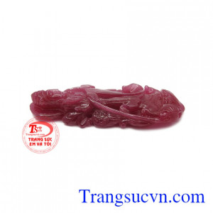 Mặt quan âm ruby thiên nhiên, chạm khắc tinh tế. 
