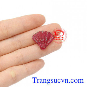 Mặt Ruby hình quạt đẹp có thể làm quà tặng cho người thân, bạn bè.