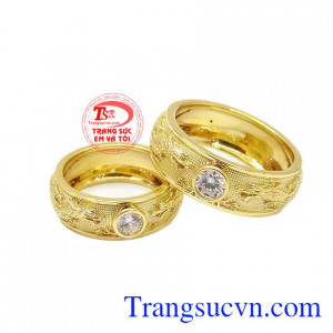 Nhẫn cưới song long chầu nguyệt được chế tác từ vàng tây 18k sáng bóng, bền đẹp.