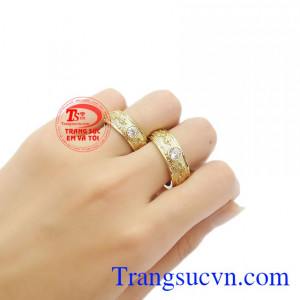 Sản phẩm được bảo hành uy tín, giao hàng toàn quốc. Nhẫn cưới song long chầu nguyệt.