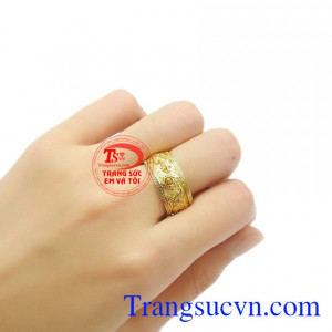 Hình ảnh long phụng là biểu tượng cho sự giàu có, hạnh phúc viên mãn. Nhẫn long phượng sapphir vàng