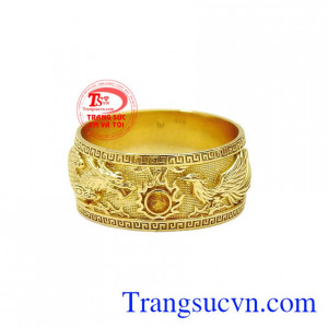 Nhẫn long phượng sapphir vàng được chế tác từ vàng tây 18k bền đẹp, sáng bóng. 