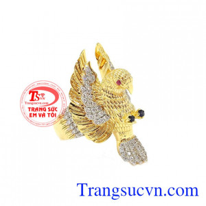 Sự kết hợp giữa vàng và đá quý tăng thêm giá trị cho sản phẩm. Nhẫn nam đại bàng cao cấp