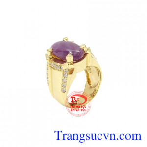 Nhẫn nam sapphire mệnh hỏa là sản phẩm được chế tác từ đá Sapphire chất lượng, đẹp mắt.