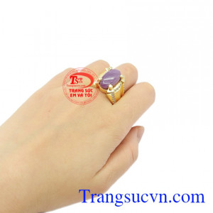Nhẫn nam Sapphire hồng tím hợp phong thủy phù hợp cho người mệnh hỏa và mệnh thổ.