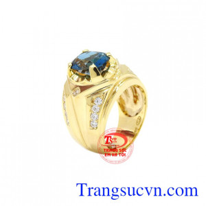 Nhẫn nam vàng Topaz thời trang được chế tác từ đá Topaz thiên nhiên đã qua xử lí đẹp mắt.