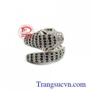 Nhẫn nam vàng trắng Korea mạnh mẽ phù hợp phong cách thời trang đẳng cấp, sang trọng và cá tính, là dòng sản phẩm rất được phái mạnh ưa chuộng
