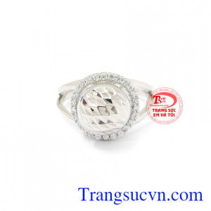 Nhẫn nữ bi vàng trắng toát lên vẻ nữ tính, cá tính cho những quý cô hiện đại.