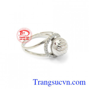 Nhẫn nữ bi vàng trắng có thể kết hợp với nhiều kiểu quần áo.