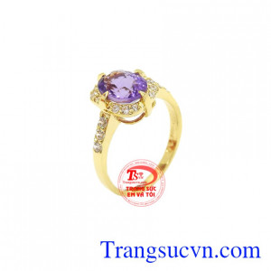 Nhẫn nữ đá thạch anh tím oval/Facet được chế tác tỉ mỉ, tinh tế, tôn lên vẻ đẹp cho người đeo.