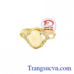 Bằng ánh lấp lánh trên bề mặt viên đá, opal soi sáng trí tuệ, xua đuổi những ý nghĩ u tối và nỗi sợ hãi