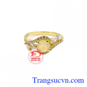 Theo các nhà thạch học trị liệu hiện đại, đá Opal phát triển trực giác và có ảnh hưởng tốt tới hệ thần kinh, tuyến yên và đầu xương,Nhẫn nữ Opal vàng 14k