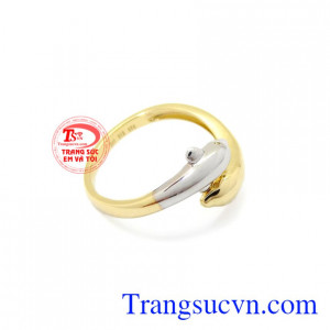 Nhẫn nữ vàng cá heo Korea mang lại vẻ cá tính nhưng cũng không kém phần dễ thương cho phái nữ.