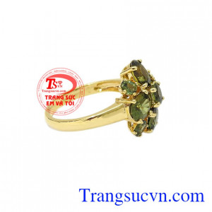 Thiết kế mang nét quyến rũ, cao cấp thể hiện đẳng cấp của người dùng. Nhẫn sapphir quý phái