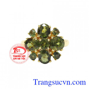 Nhẫn sapphir quý phái mang nét sang trọng và tinh tế.