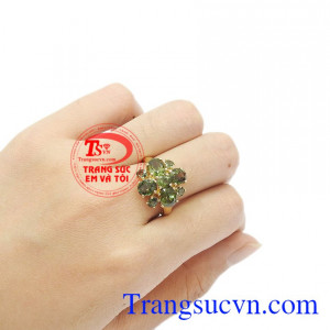 Sapphir là biểu tượng của hôn nhân và tình yêu bền vững. Nhẫn sapphir quý phái