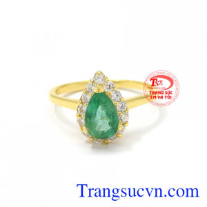 Nhẫn vàng Emerald thiên nhiên với sự kết hợp của đá Emerald thiên nhiên làm cho chiếc nhẫn trở nên sang trọng và hợp thời trang.