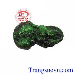  Phật Phổ Hiền Bồ Tát thường được thấy với diện mạo phúc hậu, tôn nghiêm và có nhiều trang sức, cưỡi voi trắng sáu ngà, tay cầm bông sen. 