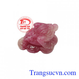 Thiềm Thừ Ruby may mắn Ruby hay hồng ngọc tiếp thêm cho họ sức khỏe tốt, sự thịnh vượng, trí tuệ và một cuộc sống tình yêu viên mãn