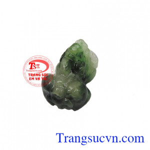 Ngọc cẩm thạch được nhiều người ưa chuộng, bởi ngọc có thể đem đến những điều may mắn, tốt lành cho người đeo