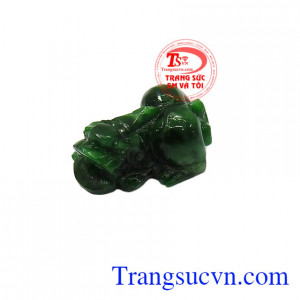Tỳ hưu Jadeite may mắn được chế tác từ ngọc cẩm thạch thiên nhiên, có giấy kiểm định chất lượng đá