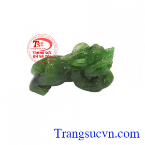 Ngọc Jadeite thường được nhiều người yêu thích hơn nên có giá trị cao hơn và có màu sắc đẹp, trong và cứng chắc hơn