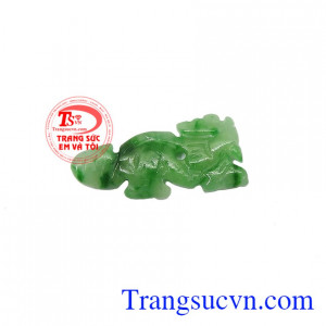 Tỳ hưu ngọc đẹp đại cát được chế tác từ ngọc cẩm thạch thiên nhiên, mang đến nhiều may mắn và tài lộc cho người đeo