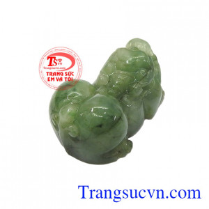 Tỳ hưu không ăn thức ăn bình thường mà chỉ ăn vàng, bạc, đặc biệt không có hậu môn, do vậy vàng bạc nó ăn vào không bị thoát đi đâu, cho dù no căng bụng