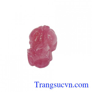 Không chỉ ở thời điểm hiện tại mà trong suốt nhiều thế kỉ qua, ruby luôn được đánh giá cao về độ bóng, màu sắc thẩm mỹ bắt mắt, lôi cuốn người nhìn cũng như về chất lượng có độ cứng cao