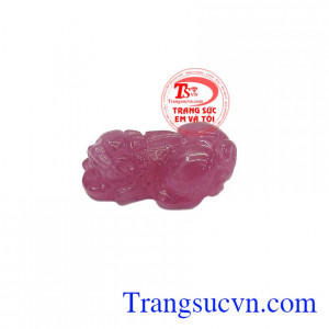 Theo quan niềm truyền thống của người phương Đông, màu đỏ của ruby là biểu tượng của may mắn, sự tốt lành và thành công