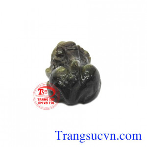 Tỳ hưu sapphir thiên nhiên được chạm khắc vô cùng tinh tế, hợp phong thủy.