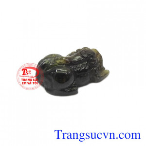 Tỳ hưu hút tài lộc và giữ của cho gia chủ giúp người dùng luôn trở nên giàu có và thịnh vượng. Tỳ hưu sapphir thiên nhiên