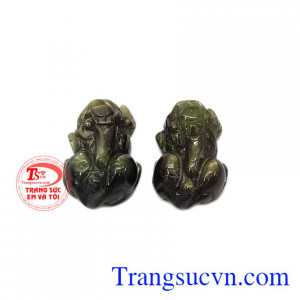 Sản phẩm thích hợp làm mặt dây hoặc mặt mặt nhẫn. Tỳ hưu sapphir thiên nhiên.