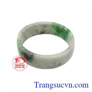 Vòng ngọc cẩm thạch đại cát là sản phẩm được chế tác bản vuông từ ngọc cẩm thạch thiên nhiên.