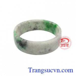 Vòng ngọc cẩm thạch đại cát toát lên vẻ sang trọng và quý phái cho người đeo.
