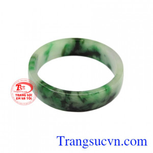 Vòng tay cẩm thạch an lành là sản phẩm được chế tác từ ngọc cẩm thạch thiên nhiên chất lượng.