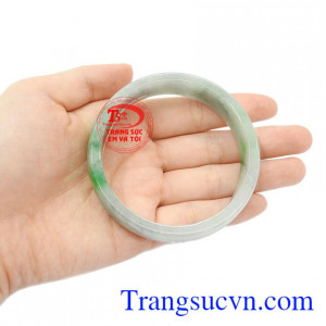 Vòng tay cẩm thạch chất lượng có tác dụng trong phong thủy, mang lại may mắn và bình an.