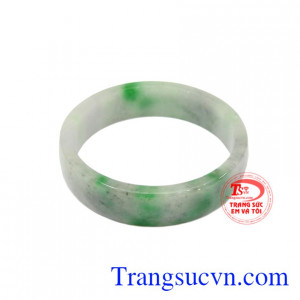 Vòng tay cẩm thạch chất lượng có thể kết hợp với nhiều trang phục.