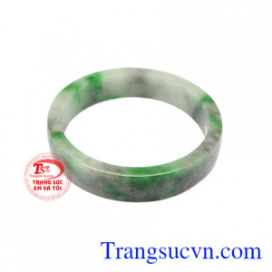 Vòng tay cẩm thạch thiên nhiên đẹp là món trang sức không thể thiếu cho những người luôn tin vào sức mạnh của cẩm thạch.
