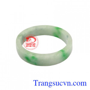 Vòng tay ngọc cẩm thạch an yên có giấy kiểm định đá quý do trung tâm kiểm định uy tín cấp.