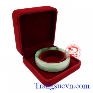 Vòng tay ngọc cẩm thạch chất lượng.